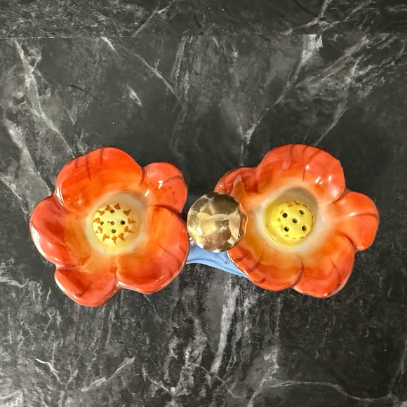 CHIKARAMACHI Flower Salt & Pepper Shakers - Picture 10 of 14